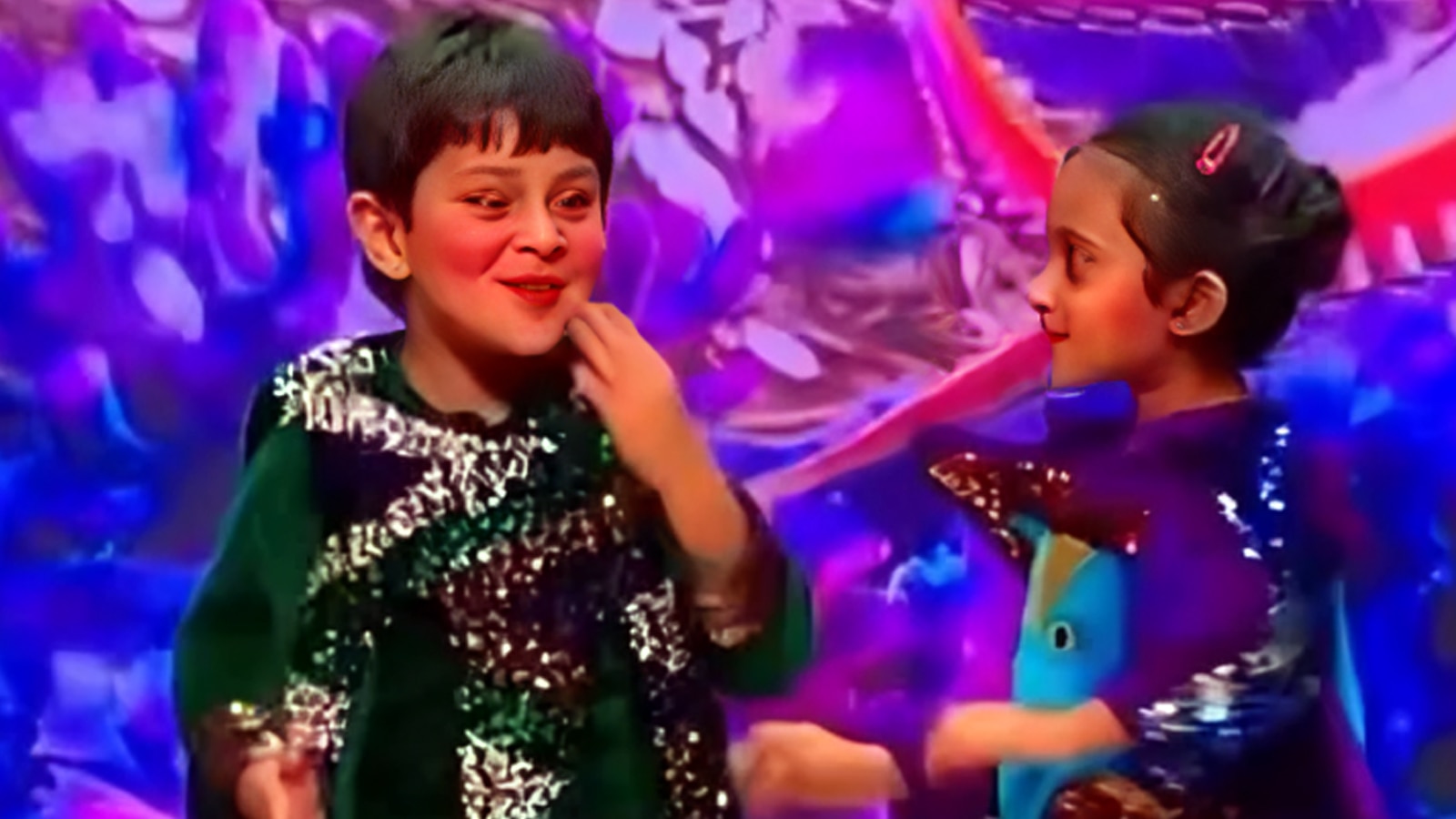 स्कूल में जेह का डांस, करीना को दी फ्लाइंग Kiss, क्यूटनेस देख मुस्कुराई अंबानी फैमिली