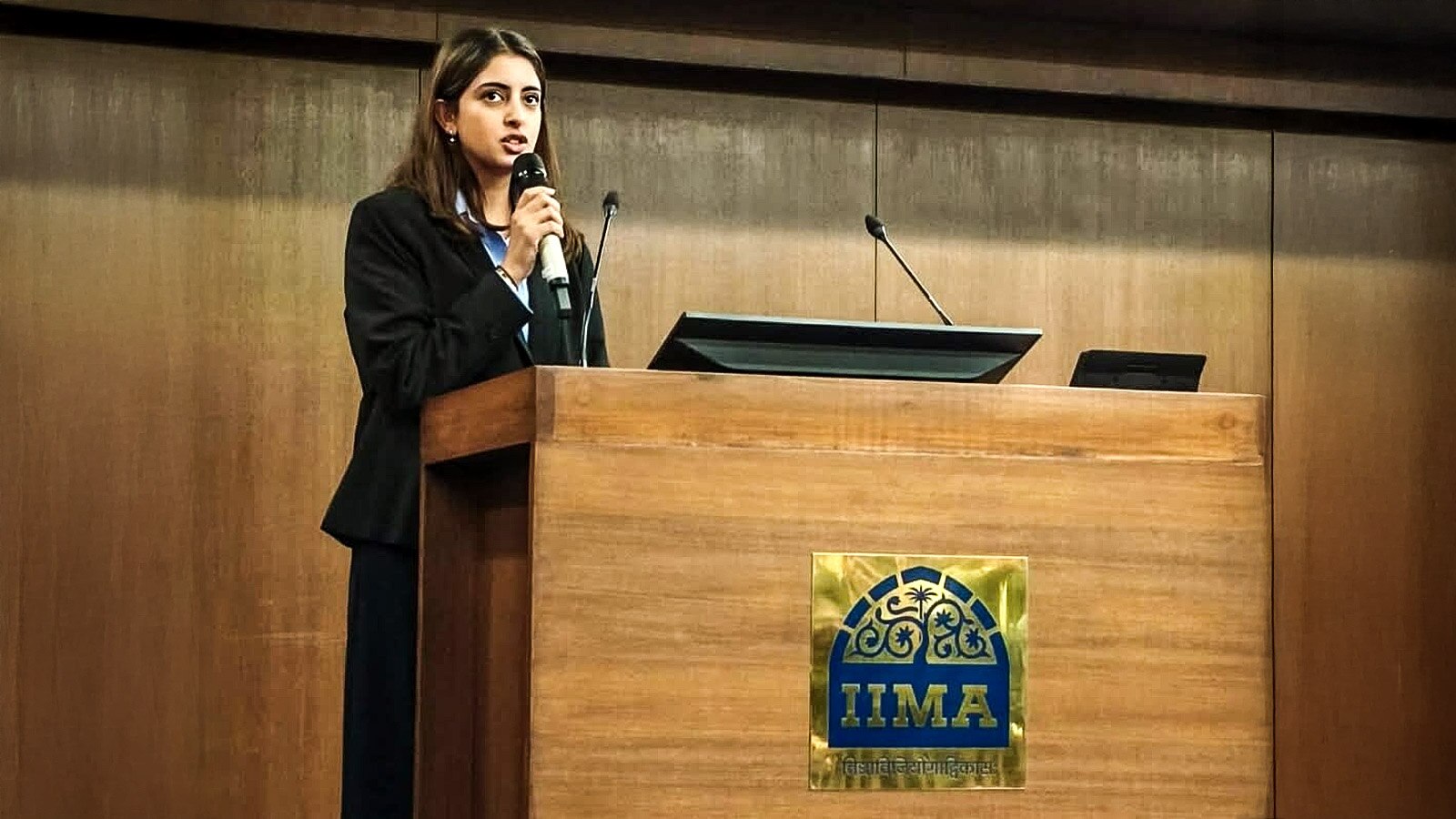 IIM अहमदाबाद कैम्पस में नव्या, दिखाया क्लास रूम, कैंटीन में खाया खाना