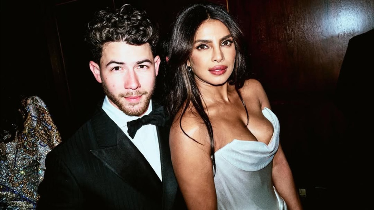 पति निक की बांहों में प्रियंका, ऑफ शोल्डर ड्रेस में ढाया कहर, शेयर की बेडरूम फोटो