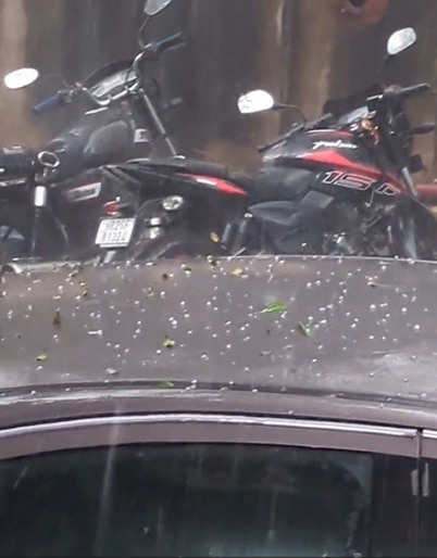 मौसम ने ली करवट, दिल्ली-NCR में बारिश, नरेला में गिरे ओले, देखें वीडियो