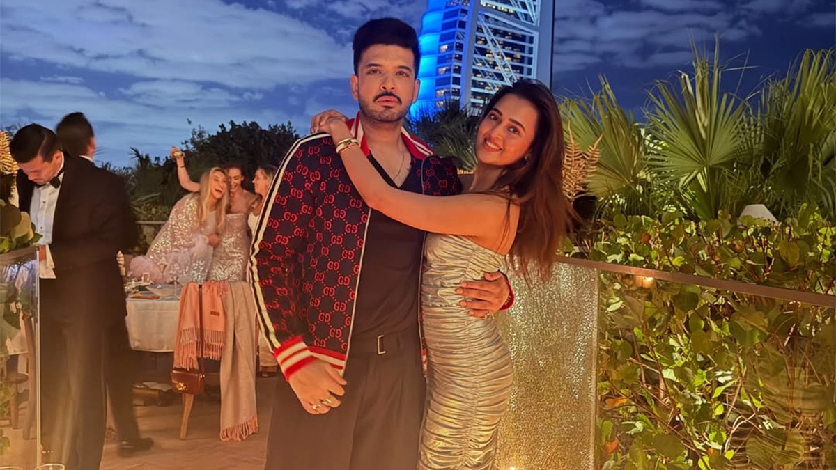 9 साल बड़े बॉयफ्रेंड की बांहों में तेजस्वी, पार्टी में किया Kiss, साथ में झूमा कपल