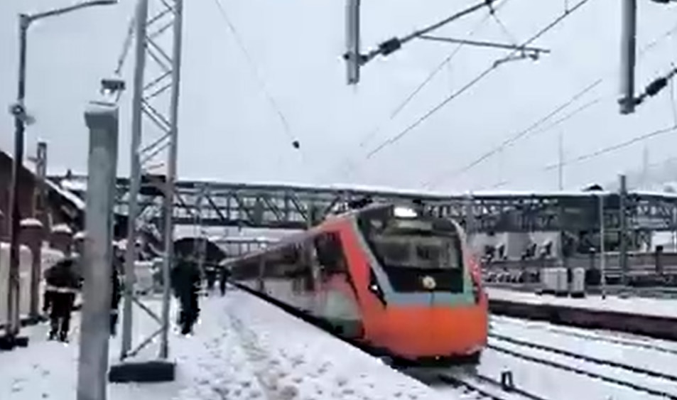 श्रीनगर में बर्फ के बीच पटरी पर दौड़ रही वंदे भारत ट्रेन, देखें शानदार वीडियो