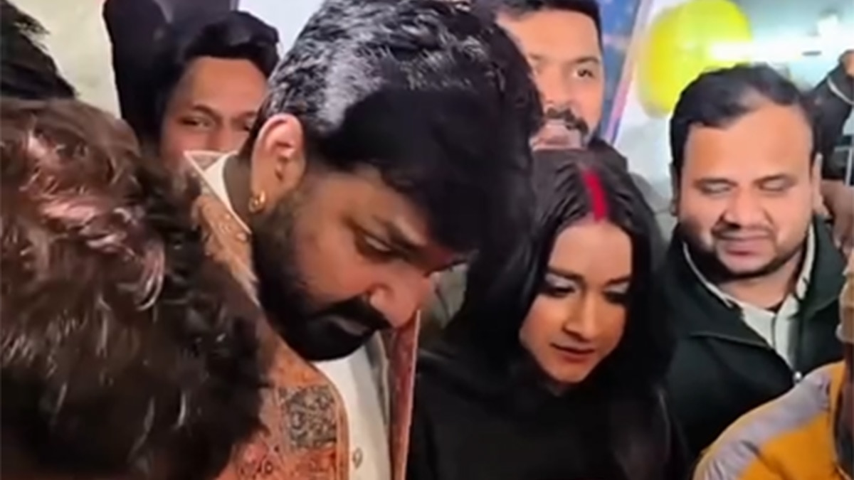 मांग में सिंदूर, पवन सिंह की पार्टी में छाई हसीना कौन? जिसका हाथ पकड़ एक्टर ने काटा केक