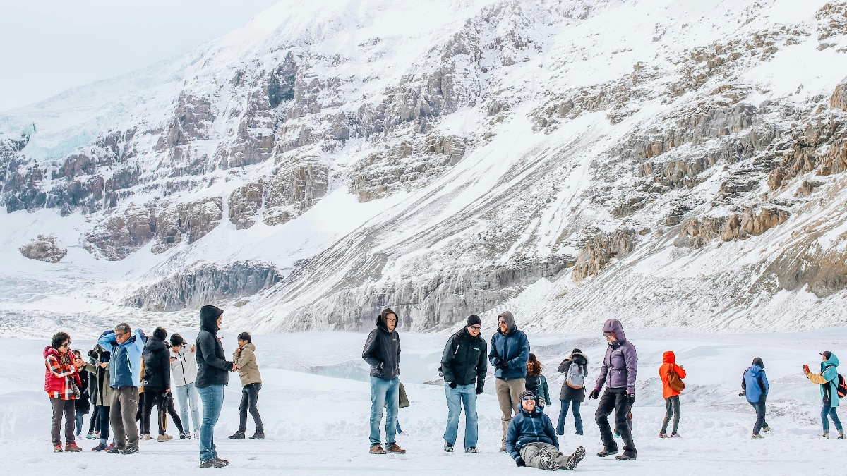 चांदी से चमकते पहाड़ और बर्फ में पर्यटकों की मस्ती... देखें मनमोहक वीडियो