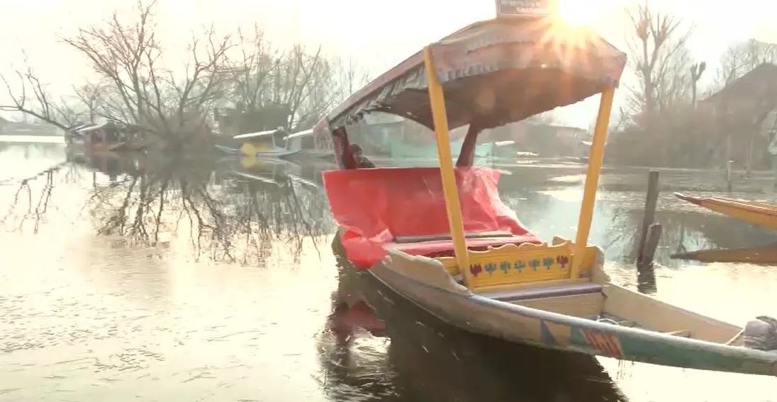 श्रीनगर में माइनस 5 डिग्री पारा, डल झील पर जमी बर्फ की परत, देखें वीडियो