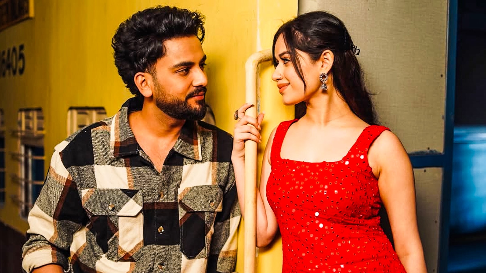 करोड़पति हसीना पर लट्टू एल्विश यादव, बांहों में लेकर किया रोमांस, बोले- सब मान लिया तुझको