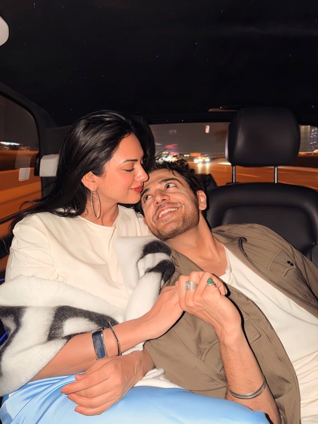 9 साल छोटी पत्नी की बांहों में रोमांटिक हुआ 'TV का सुपरस्टार', लेडी लव को किया KISS