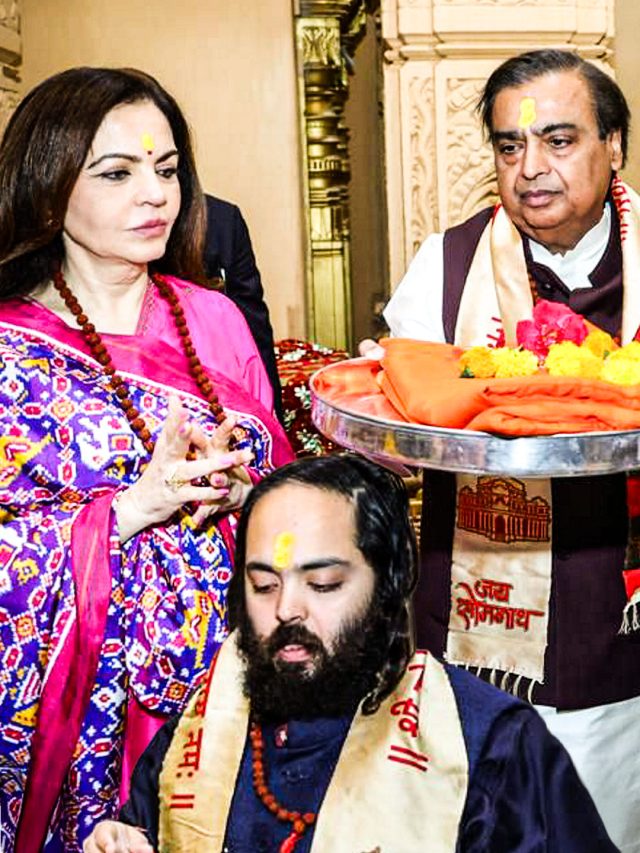 नीता अंबानी ने पति मुकेश अंबानी और बेटे अनंत संग किए सोमनाथ के दर्शन, दिखा सिंपल लुक