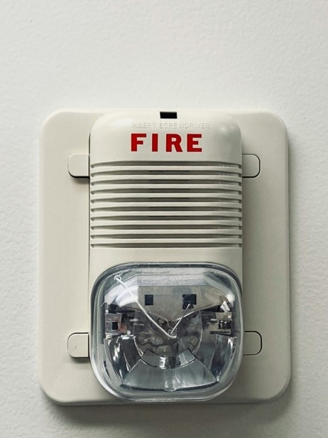 आग से बचने के लिए घर में जरूर लगाएं ये डिवाइस, कम है कीमत लेकिन बचाएगा जान