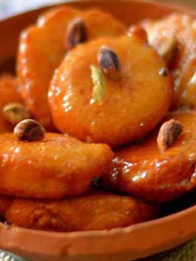 গোকুল পিঠেতে কামড় বসালেই গড়িয়ে পড়বে রস, ঠাকুমার স্পেশাল রেসিপি