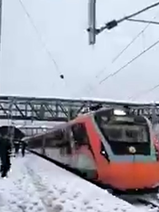 श्रीनगर में बर्फ के बीच पटरी पर दौड़ रही वंदे भारत ट्रेन, देखें शानदार वीडियो