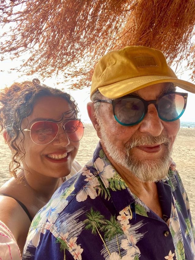 80 साल का हुआ मशहूर एक्टर, 29 साल छोटी पत्नी संग समंदर किनारे हुआ रोमांटिक