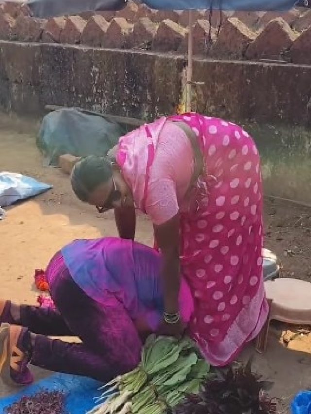 CRPF में हुआ सिलेक्शन, सड़क किनारे सब्जी बेचती मां के पैरों में गिर गया युवक, वीडियो वायरल