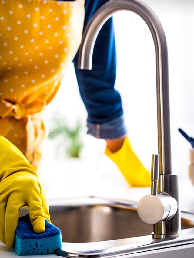 किचन का गंदा सिंक और बदबूदार बेसिन होगा साफ, पानी में मिलाकर 2 चीजों से करें सफाई