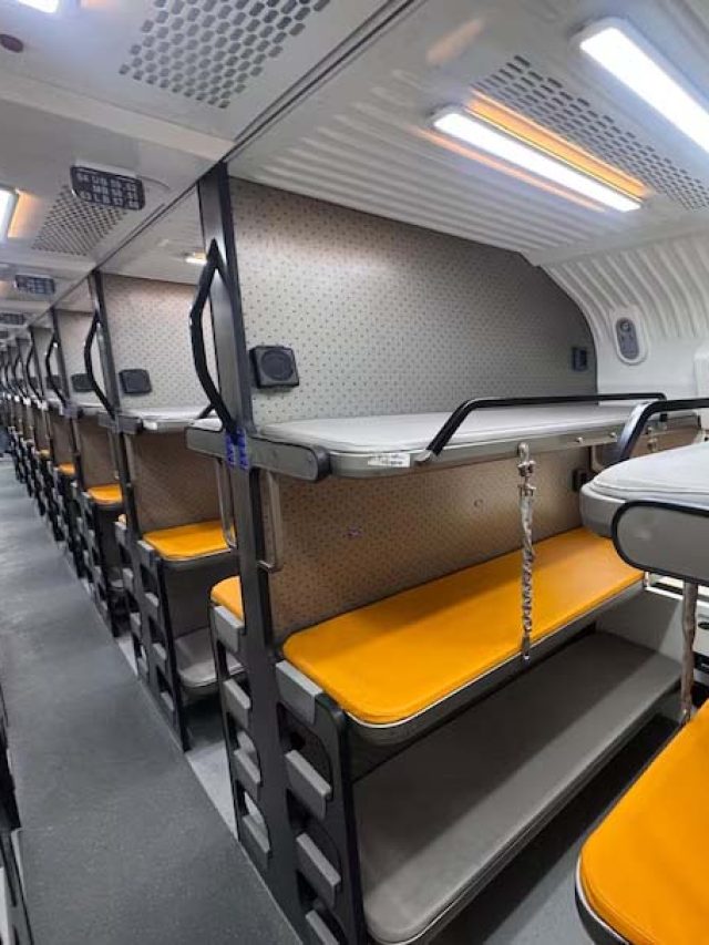 वंदे भारत स्लीपर ट्रेन में क्या है खास, सामने आया इनसाइड वीडियो