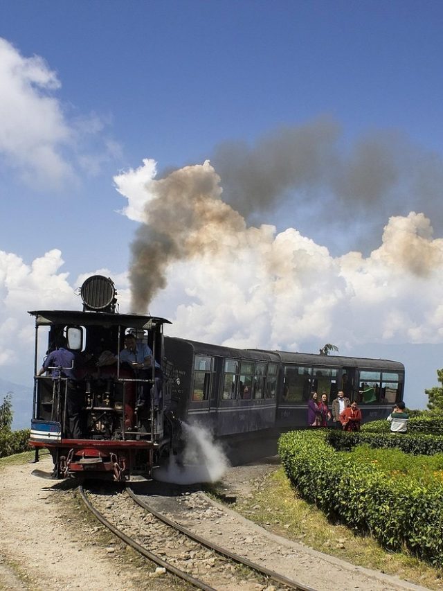 কথায় কথায় তো বেড়াতে যান, দার্জিলিং শব্দের মানে কি জানেন?
