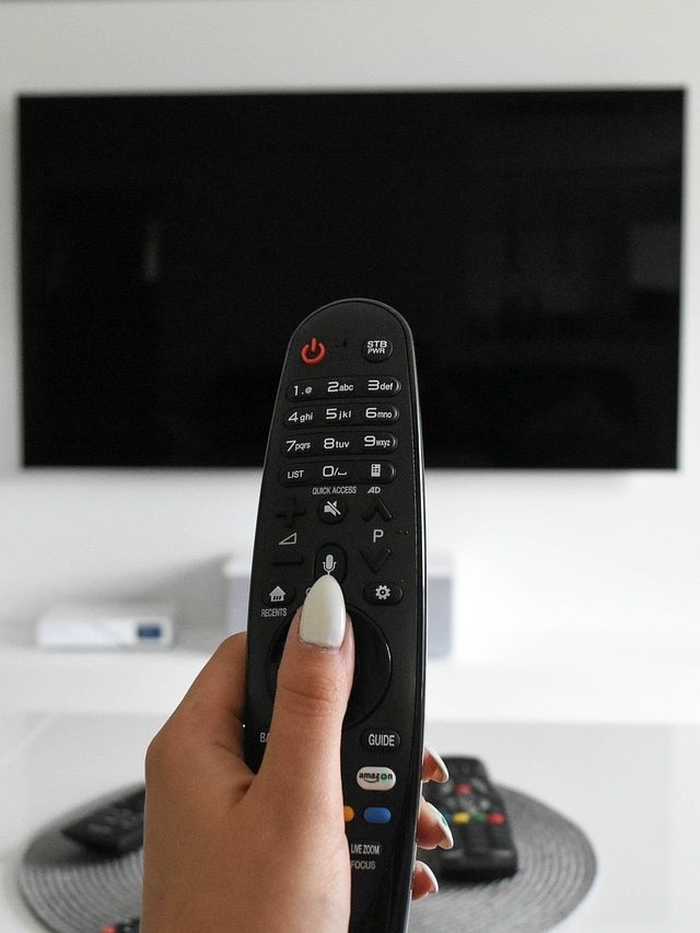 বাড়ির এই দিকে ভুলেও TV রাখবেন না, কিছুতেই টাকা জমবে না