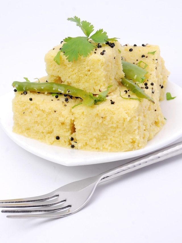 বাড়িতে বসেই বানাতে পারেন দোকানের মতো ধোকলা, রইল রেসিপি