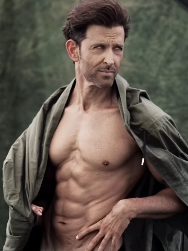 51 साल के ऋतिक रोशन का स्वैग, शर्टलेस होकर दिखाए एब्स, फिदा हुईं गर्लफ्रेंड सबा