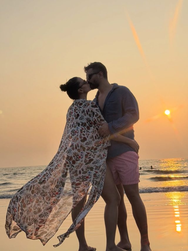 नए साल के जश्न में डूबी एक्ट्रेस, पति संग किया Liplock, समंदर किनारे बच्चों ने किया एंजॉय