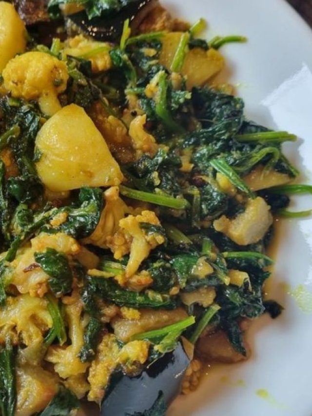 পালং শাকে দিন এই ফোড়ন! বাকি সব ছেড়ে গরম ভাত উঠবে এক থালা