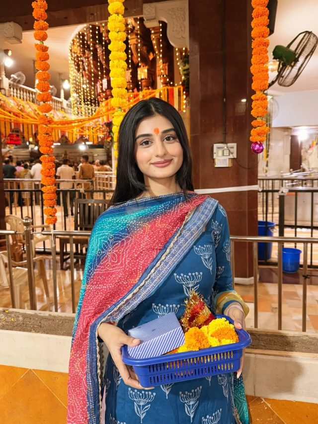 MMS कॉन्ट्रोवर्सी के बीच सिद्धिविनायक मंदिर पहुंचीं इंफ्लुएंसर, लिया आशीर्वाद, Photos