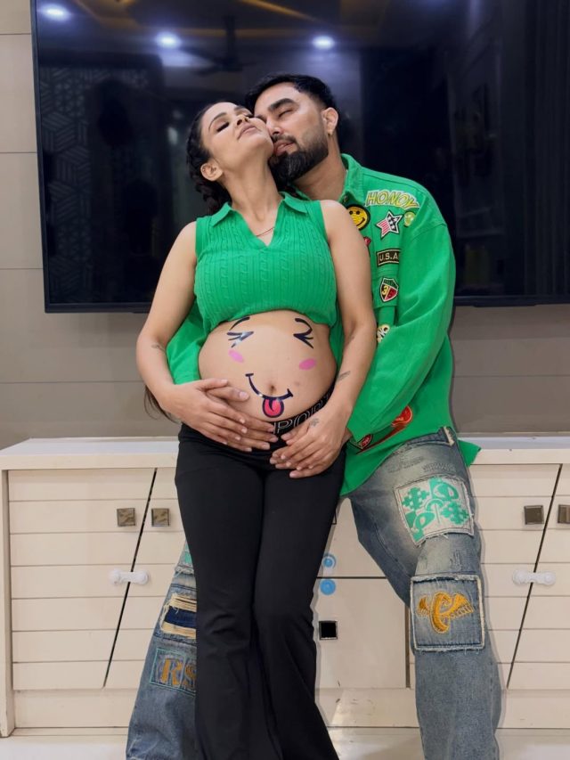 प्रेग्नेंट पत्नी के साथ रोमांटिक हुआ यूट्यूबर, बेबी बंप पकड़ दिए पोज, गुस्साए यूजर्स