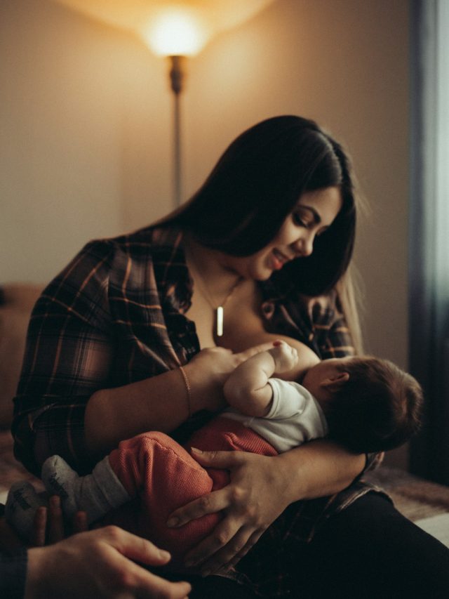 ब्रेस्टफीडिंग के दौरान क्यों सो जाते हैं छोटे बच्चे? डॉक्टर ने बताई वजह