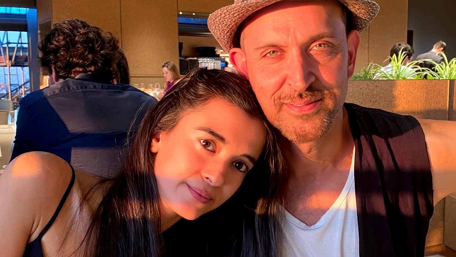 ऋतिक रोशन की बांहों में कोजी हुईं GF सबा, शेयर की रोमांटिक फोटोज, बोलीं- आप मेरा दिल...