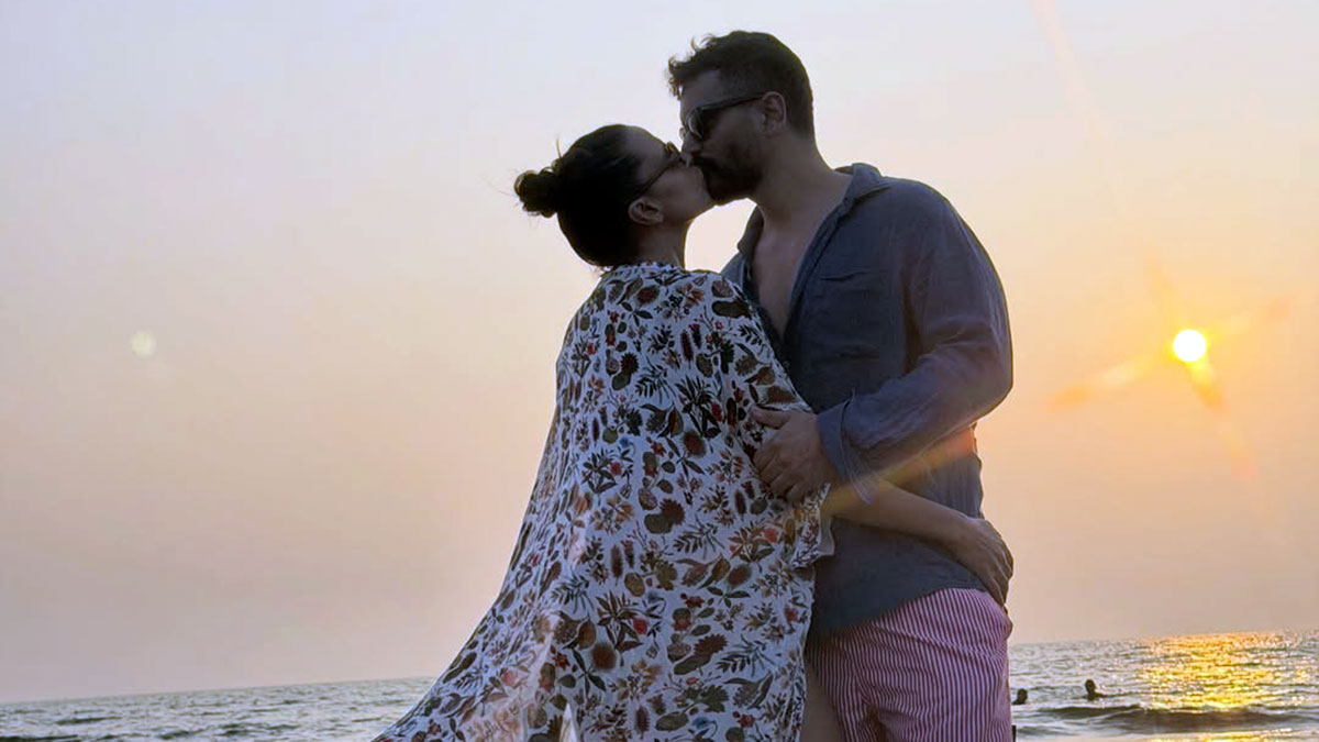 नए साल के जश्न में डूबी एक्ट्रेस, पति संग किया Liplock, समंदर किनारे बच्चों ने किया एंजॉय