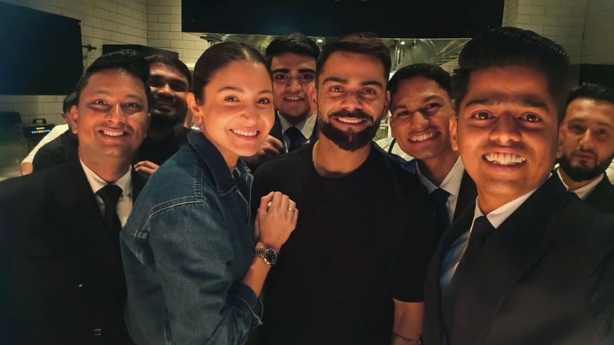 विराट-अनुष्का ने दुबई में मनाया नया साल, म‍िला प्रेमानंद महाराज का आशीर्वाद, Photos