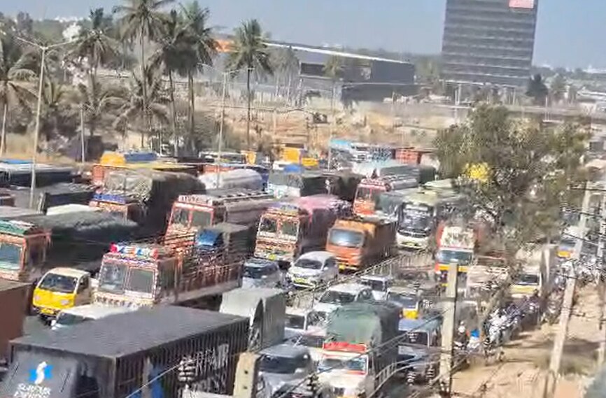 बेंगलुरु-होसुर हाईवे पर धंसी सड़क, लगा लंबा जाम, देखें वीडियो