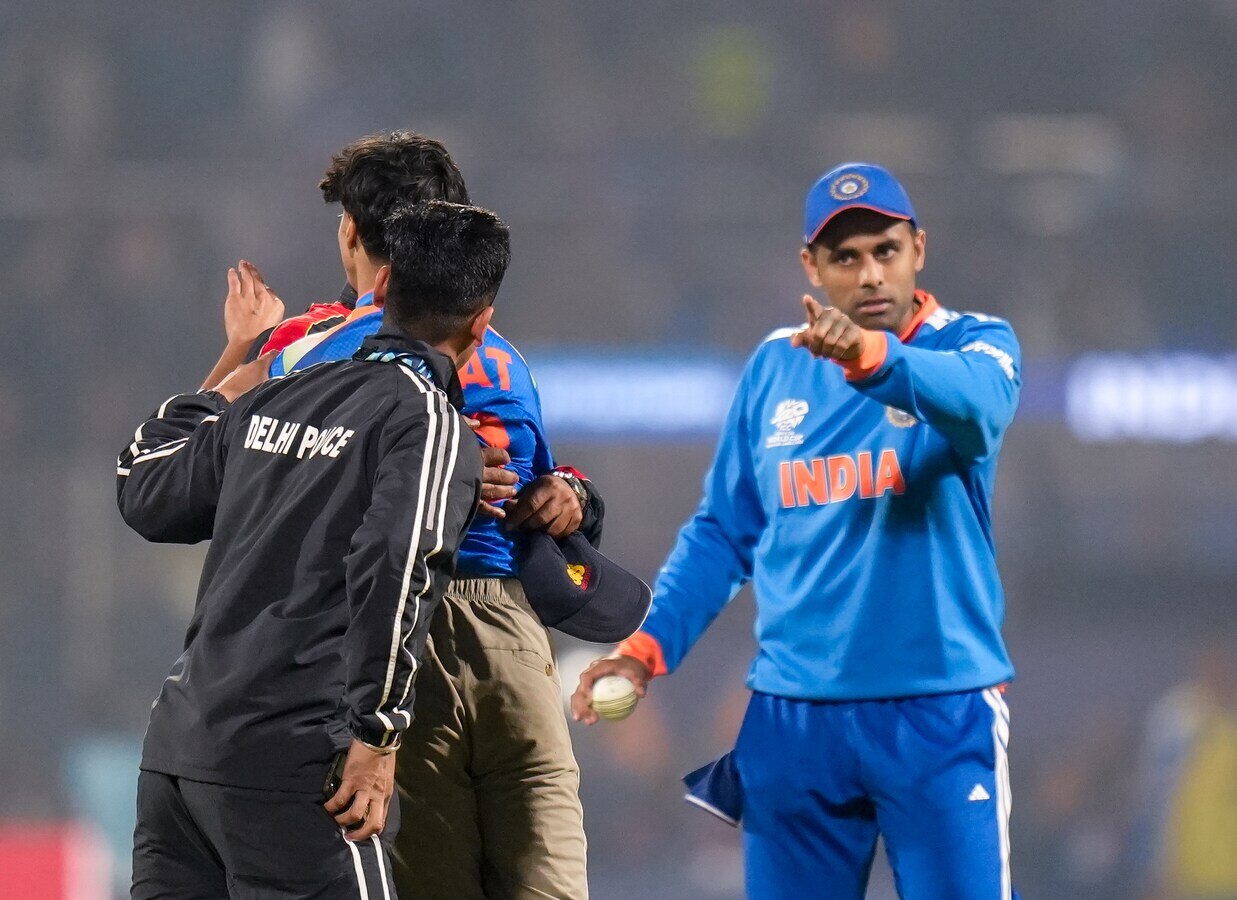 कोहली का फैन मैदान में घुसा, हार्द‍िक ने लगाया गले, सूर्या गुस्से से लाल!