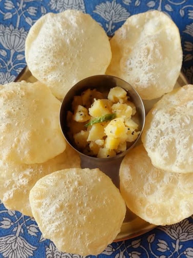 খোসা সহ আলুর সাদা তরকারি, এই মশলা দিলেই জমবে লুচির সঙ্গে