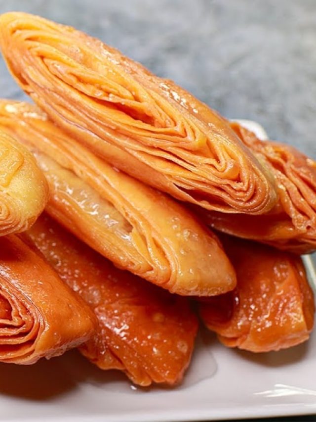 হেঁশেলেই হবে ঘিয়ে ভাজা পুরীর মুচমুচে খাজা, রইল রেসিপি