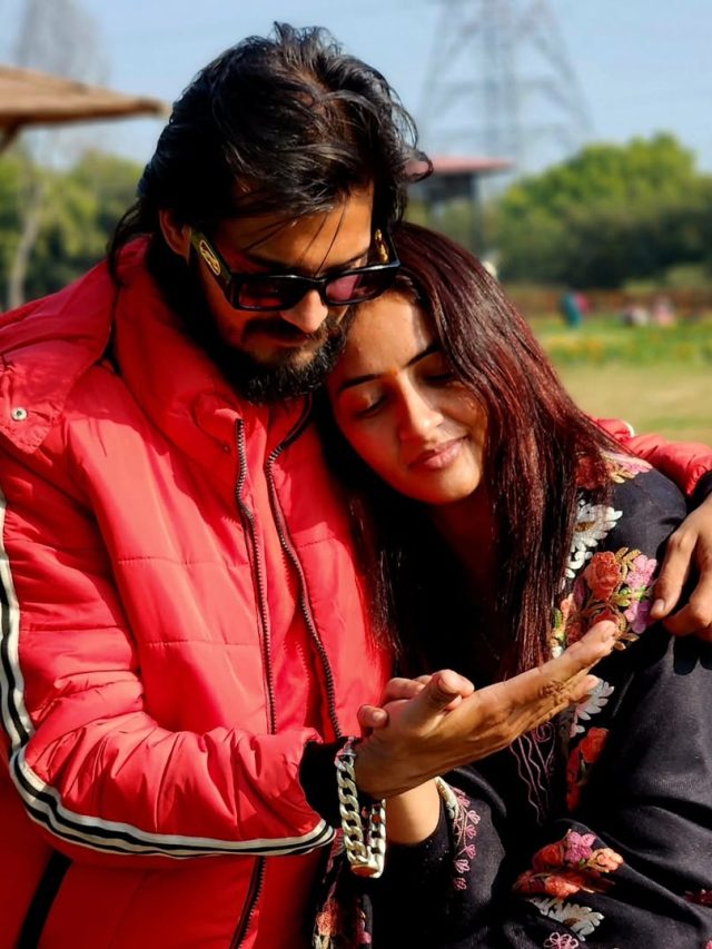 पति संग खटपट के बीच मिस्ट्री मैन ने दिए गुलाब, चहकीं 'वड़ा पाव गर्ल', हुईं ट्रोल