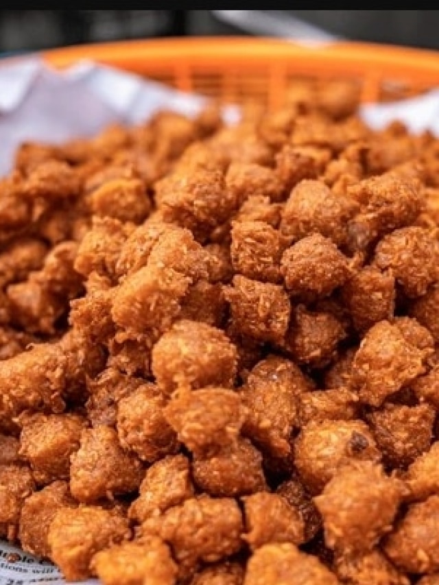 কলকাতার রাস্তায় বিক্রি হয় ডাল বড়া, এভাবে বাড়িতেই বানাতে পারেন