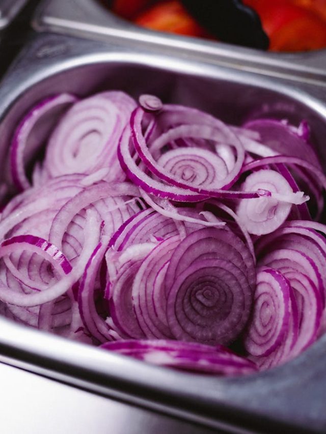 কাঁচা পেঁয়াজ এঁদের জন্য ক্ষতিকর, জেনে নিন কারা খাবেন না