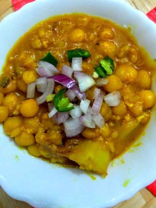 শক্ত থাকবে না ঘুগনির মটর, সেদ্ধ করতে কটা সিটি দেবেন?