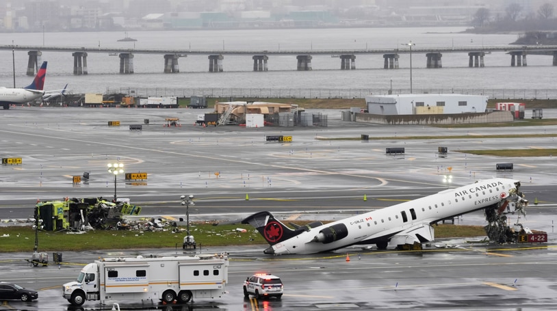 कैसे फायर ट्रक से जा भिड़ा एयर कनाडा का प्लेन, देखें Video