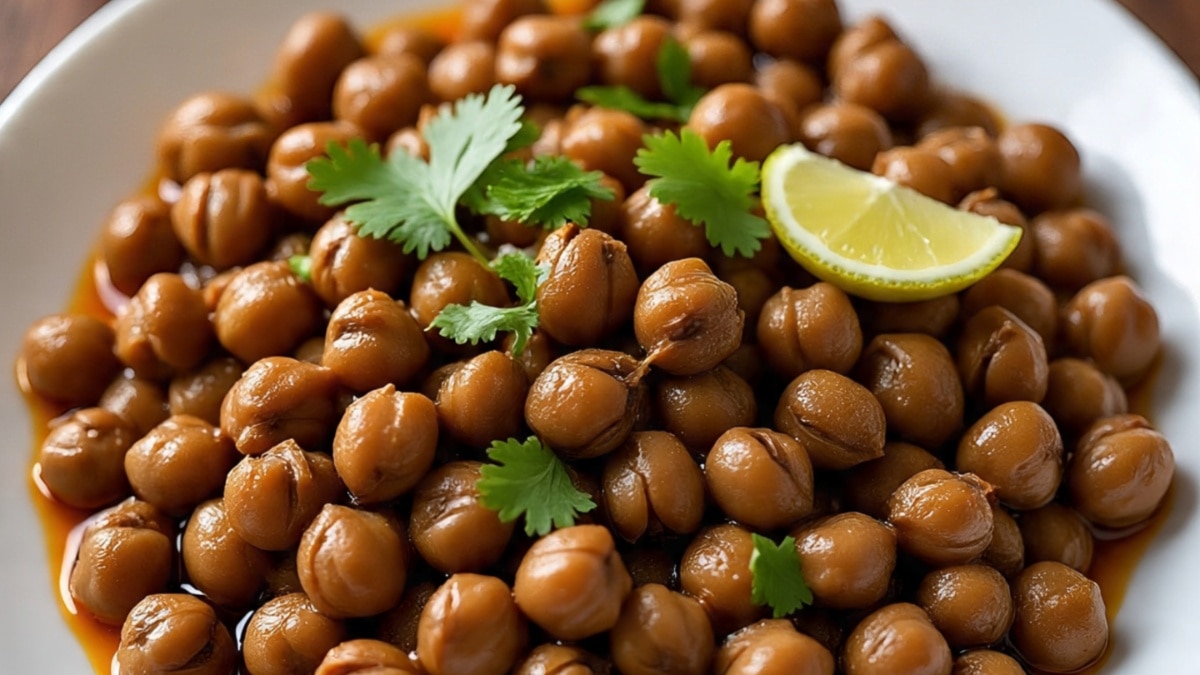 बिना भिगोए ऐसे उबालें काले चने, 3 सीटी में प्रसाद होगा तैयार