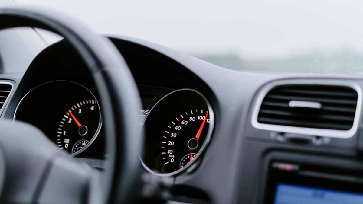 कार में दिख रही हैं ये लाइट्स? इग्नोर किया तो खतरे में आ जाएगी सेफ्टी