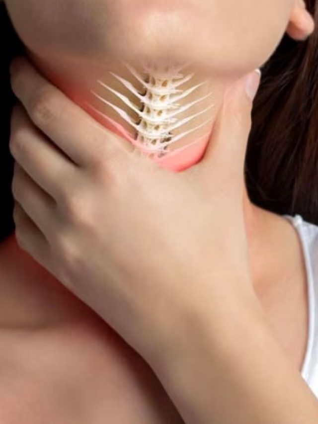 গলায় মাছের কাঁটা বিঁধেছে? এই উপায়ে ৫ সেকেন্ডেই বেরিয়ে যাবে