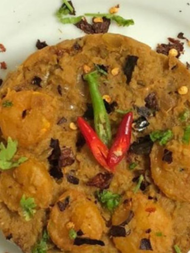 ধোঁয়া ওঠা গরম ভাতে ঝাল ঝাল কুচো চিংড়ির ভর্তা,খেতে দারুণ