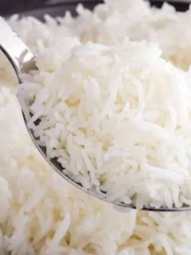 হোটেলের মতো সাদা ঝরঝরে হবে ভাত, চালের হাঁড়িতে দিন এই রস