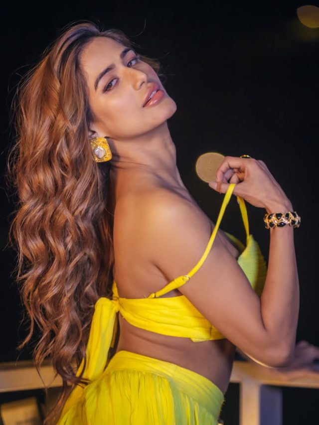 बिकिनी में 35 साल की हसीना, श्रीलंका में समंदर किनारे ढाया कहर