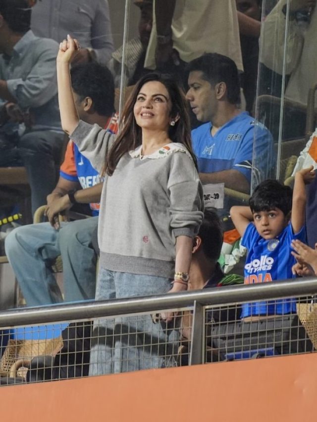 स्टेडियम में नीता अंबानी ने मनाया जश्न... गोद में पोते पृथ्वी को बैठा देखा मैच