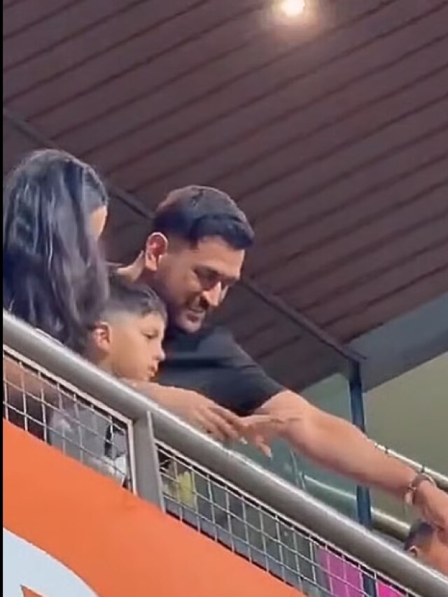 हार्दिक के बेटे का ख्याल रखते दिखे धोनी, GF माहिका का रिएक्शन वायरल, Video