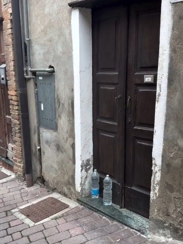 इटली में लोग घर के बाहर पानी की बोतल क्यों रख रहे हैं