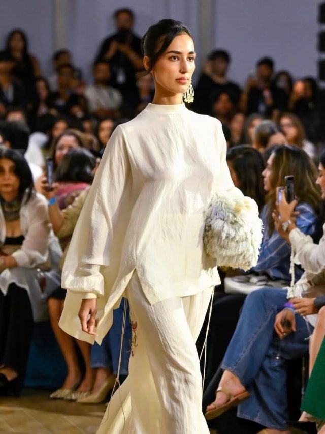 रैंप पर उतरीं हार्दिक की गर्लफ्रेंड माहिका, फैन्स बोले- ये भी करती हो